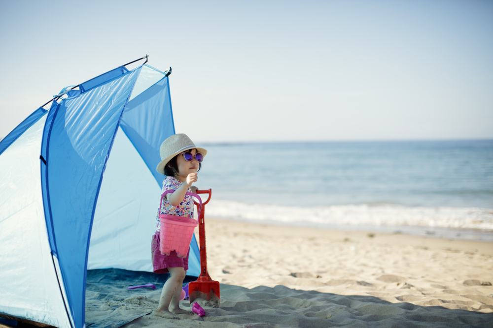 Baby,Girl,Playing,At,Summer,Beach Strandmuschel für Kinder: Test & Vergleich 2026 | ELTERN.de – Bild 1