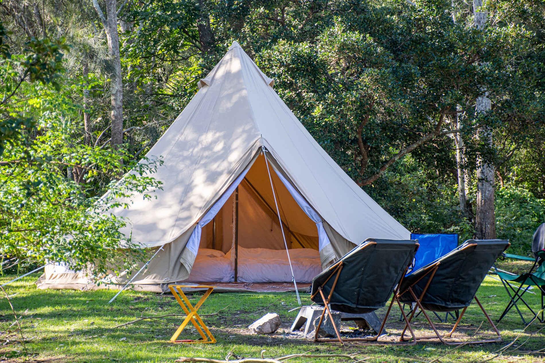 tipi-zelt-outdoor-408qbh-1.jpg Im Tipi Zelt übernachten | Besondere Mietunterkunft – Bild 1