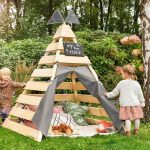 MUDDY BUDDY® Spielhaus Tipi Zelt Dreamer, Holzschutz vorbehandelt, BxTxH: 135x135x170 cm, Mit Vorhang aus Polypropylen vorn (lässt sich befestigen und komplett schließen)