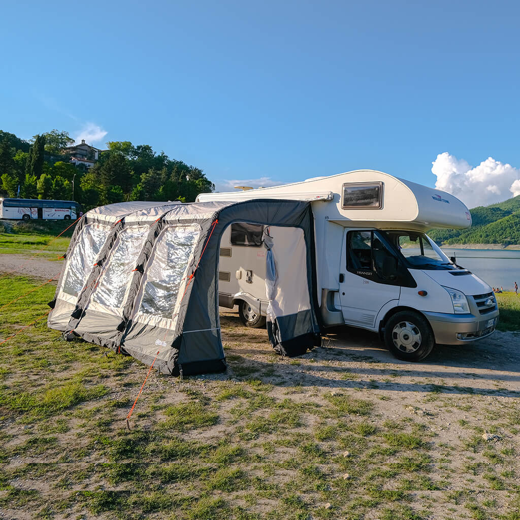 wohnwagen-vorzelt-aufblasbar-244pks-1.jpg Unikka Wonderland Aufblasbares Vorzelt für Wohnwagen – Bild 1