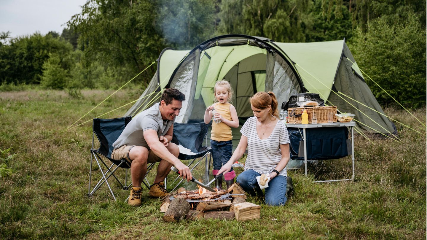 zelten-mit-kindern-788xqy-1.jpg Camping mit Kindern: Die wichtigsten To Dos für den Zelturlaub | STERN.de – Bild 1