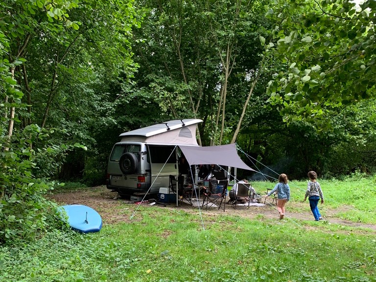zelten-mit-kindern-830fon-1.jpg Camping mit Kindern: Der große Guide fürs Familiencamping Vier im Bus – Bild 1
